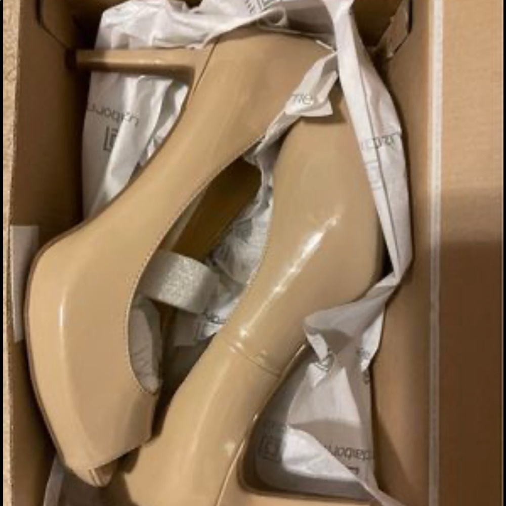 New jn box- womens sz 8.5 Liz Claiborne peep toe heels.